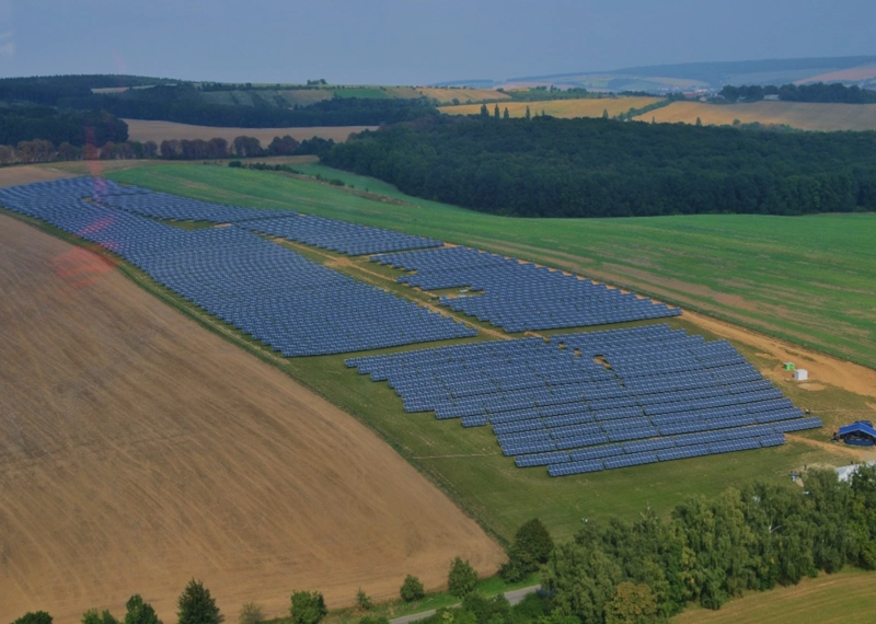 reference obr.: Nejvýznamnější realizací jsou FVE HONĚTICE na Kroměřížsku (3,4MWp)